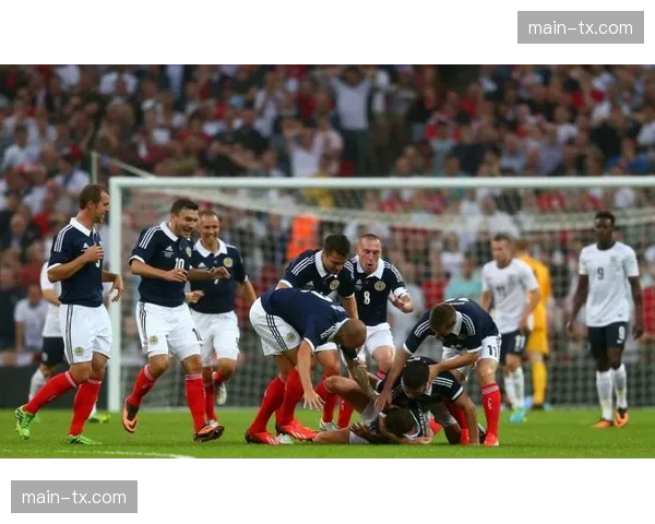 特写：绝杀后，布雷斯特全队冲入场内叠罗汉庆祝